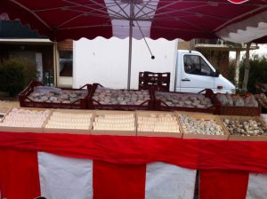 Fromager au marché de Charavines