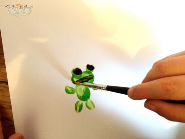 Peindre une grenouille du bout des doigts